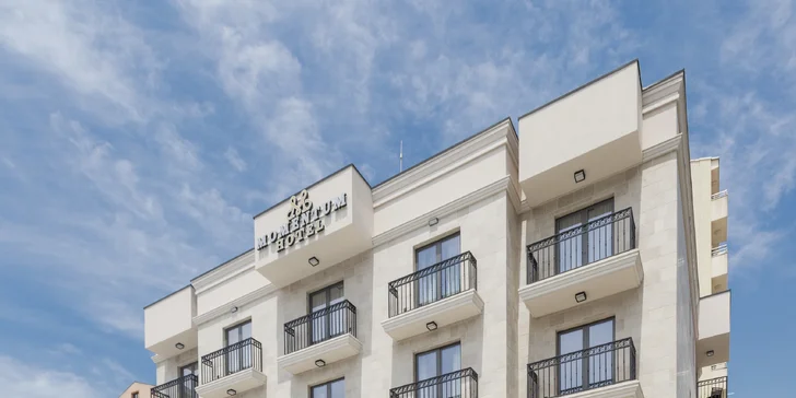 Dovolenka v Čiernej Hore: elegantný hotel v Budve s vonkajším bazénom a raňajkami, 1 dieťa zadarmo
