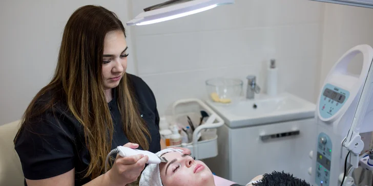 Kozmetické služby pre krásnu a zdravú pleť: Hĺbkové čistenie pleti alebo masáž tváre