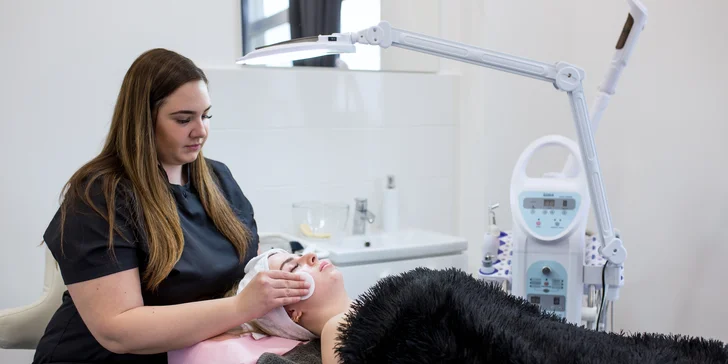 Kozmetické služby pre krásnu a zdravú pleť: Hĺbkové čistenie pleti alebo masáž tváre