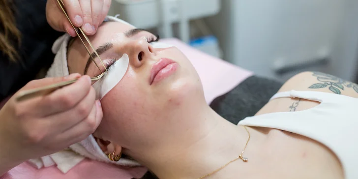 Zvodný pohľad v NAYTILUS: Lash lifting, laminácia obočia alebo 1D či 5D riasy