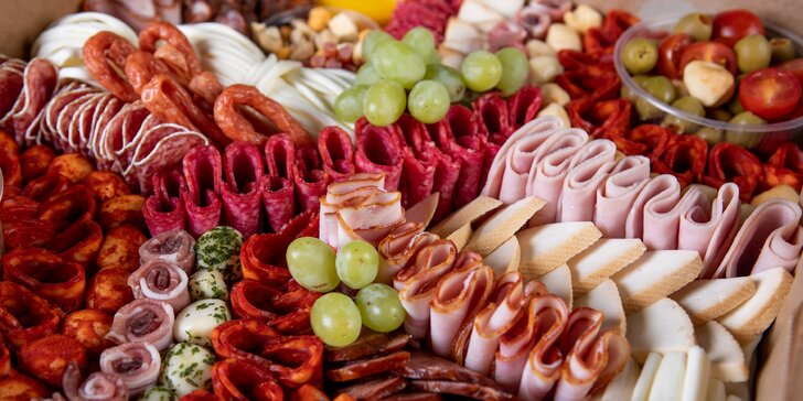Oživte svoju párty mäsovo-syrovými dobrotami od lokálnych dodávateľov! Na výber až zo štyroch chutných variantov!