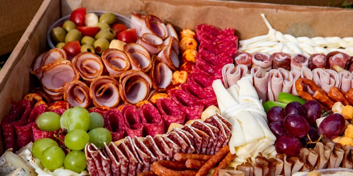 Oživte svoju párty mäsovo-syrovými dobrotami od lokálnych dodávateľov! Na výber až zo štyroch chutných variantov!