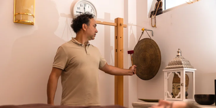 Masáž bylinnými vrecúškami, pudrová masáž minerálnym a bylinkovým práškom alebo tibetský rituál Ku Nye