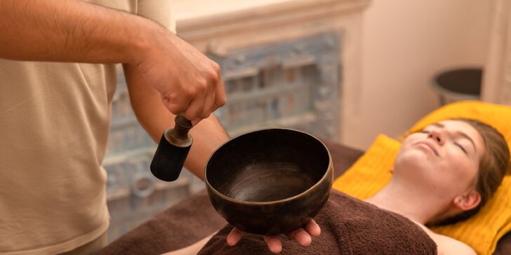 Masáž bylinnými vrecúškami, pudrová masáž minerálnym a bylinkovým práškom alebo tibetský rituál Ku Nye