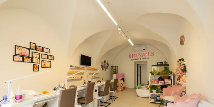Bio Nails: Manikúra s lakovaním či gél lakom alebo mokrá pedikúra s lakovaním či bez