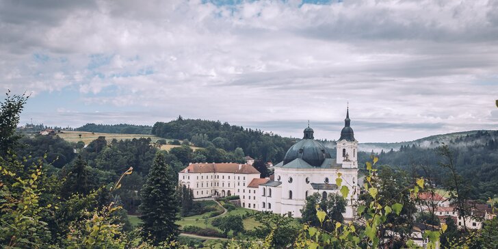 Pobyt na Zámku Křtiny v Moravskom krase: raňajky alebo polpenzia aj fľaša vína