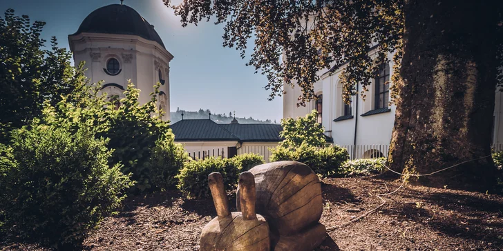 Pobyt na Zámku Křtiny v Moravskom krase: raňajky alebo polpenzia aj fľaša vína