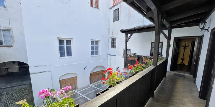 Pobyt s raňajkami a fľašou vína v srdci Českého Krumlova: izba alebo apartmán až pre 5 osôb