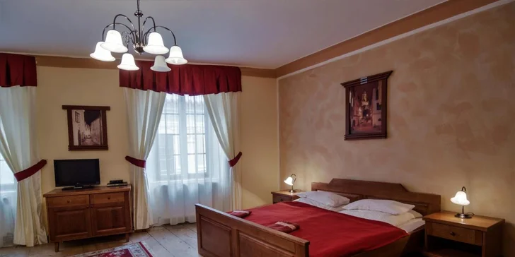 Pobyt s raňajkami a fľašou vína v srdci Českého Krumlova: izba alebo apartmán až pre 5 osôb