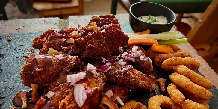 Kuracie krídelká s chrumkavými prílohami - aj extra pikantné!