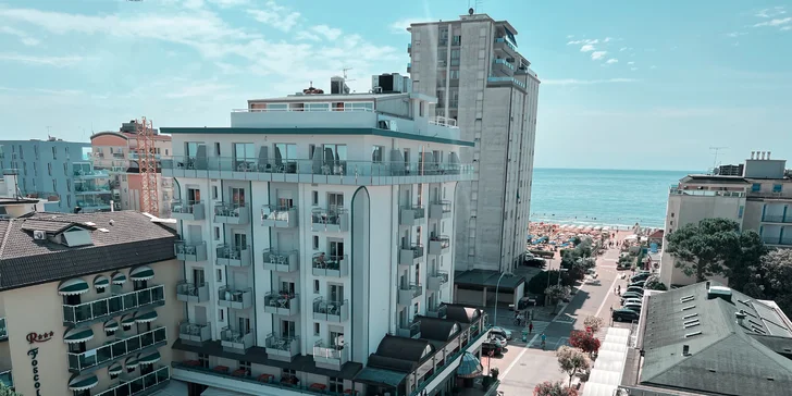 Talianske Jesolo: hotel priamo pri pláži, izba s balkónom a polpenzia