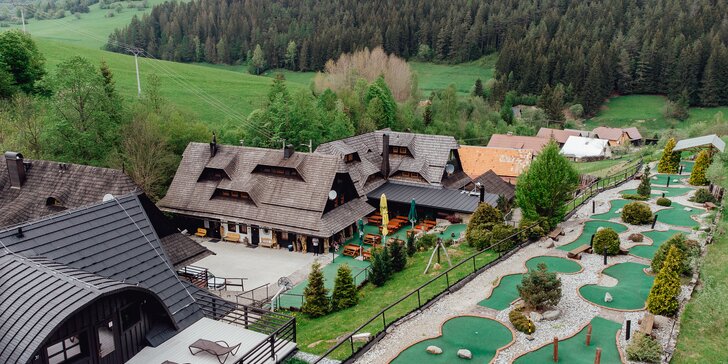 Relax v Jánošíkovom dvore: Dvojhodinové vstupy do wellness, adventure golf aj otvorený voucher do haluškárne