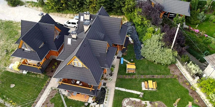 Domčeky ako z rozprávky v poľských Tatrách: výhľady, ručne robený nábytok, krb aj relax vo vírivke