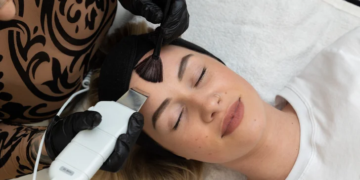 Hĺbkové čistenie pleti s masážou tváre alebo lymfodrenážou, laminácia obočia, hĺbkové ošetrenie, BB glow či chemický peeling