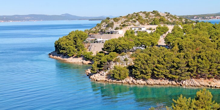 Dovolenka pod Zadarom: rodinný hotel s vonkajším bazénom, 300 m od piesočnatej pláže, raňajky