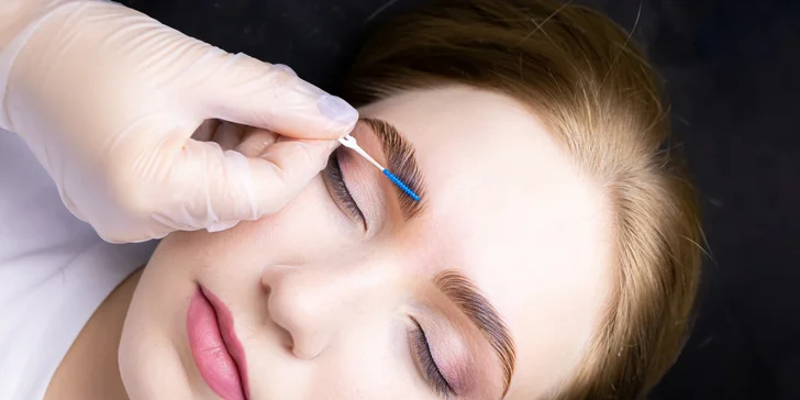 Príležitostné líčenie, laminácia obočia či lash lift