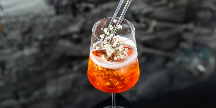 Vyhliadka z veže UFO s miešaným drinkom, fľašou Prosecca alebo zákuskom