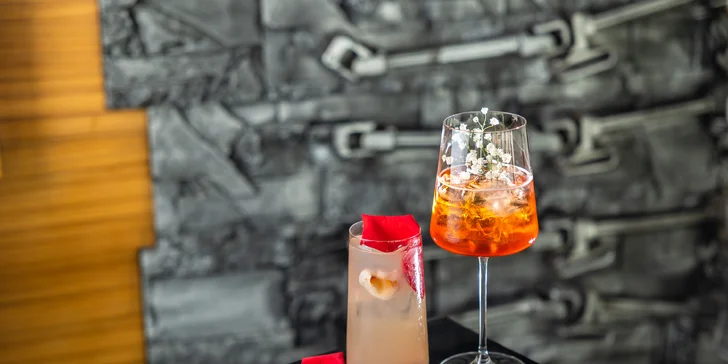 Vyhliadka z veže UFO s miešaným drinkom, fľašou Prosecca alebo zákuskom