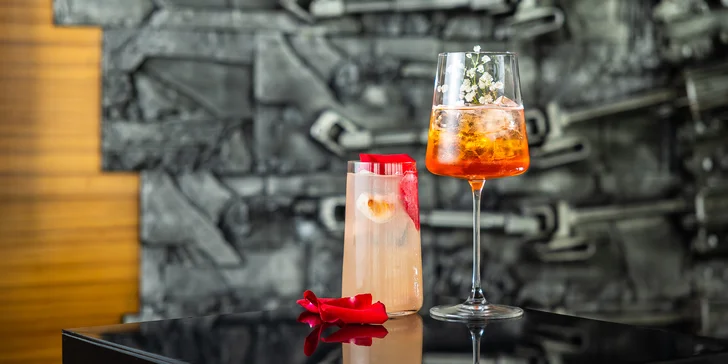 Vyhliadka z veže UFO s miešaným drinkom, fľašou Prosecca alebo zákuskom