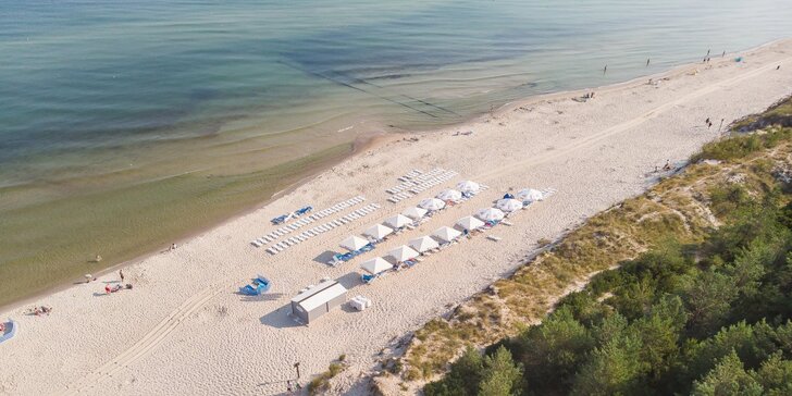 Dovolenka pri Baltskom mori: moderný rezort s wellness, vonkajším bazénom a polpenziou, 5 min. od pláže