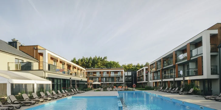 Dovolenka pri Baltskom mori: moderný rezort s wellness, vonkajším bazénom a polpenziou, 5 min. od pláže