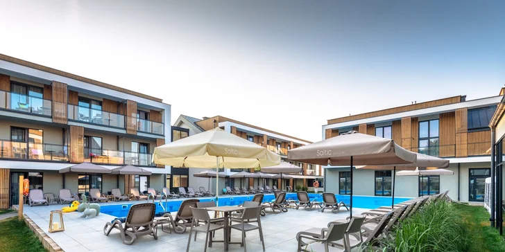 Dovolenka pri Baltskom mori: moderný rezort s wellness, vonkajším bazénom a polpenziou, 5 min. od pláže