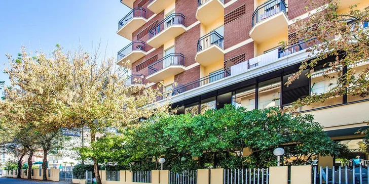 Dovolenka s plnou penziou pri talianskom Rimini: hotel 100 m od mora, až 2 deti zadarmo, bazén