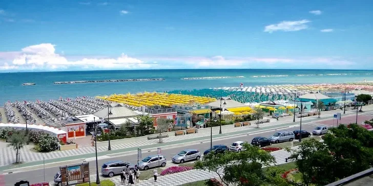 Dovolenka s plnou penziou pri talianskom Rimini: hotel 100 m od mora, až 2 deti zadarmo, bazén