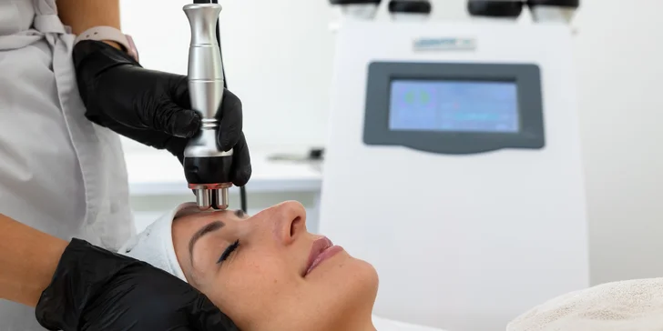 Mezoterapia tváre s dermapenom, liftingové ošetrenie s rádiofrekvenciou alebo PRX-T33