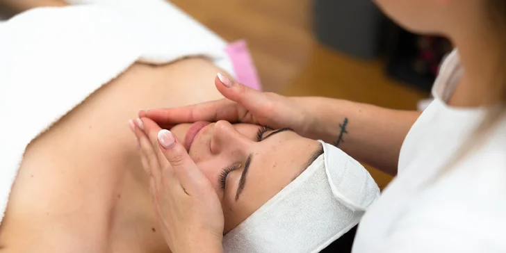 Kozmetické ošetrenia: Hĺbkové čistenie pleti s úpravou a farbením obočia, kúra s kyselinou hyalurónovou či revitalizačná pleťová kúra 35+
