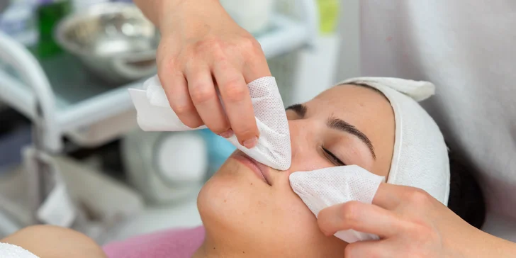 Kozmetické ošetrenia: Hĺbkové čistenie pleti s úpravou a farbením obočia, kúra s kyselinou hyalurónovou či revitalizačná pleťová kúra 35+