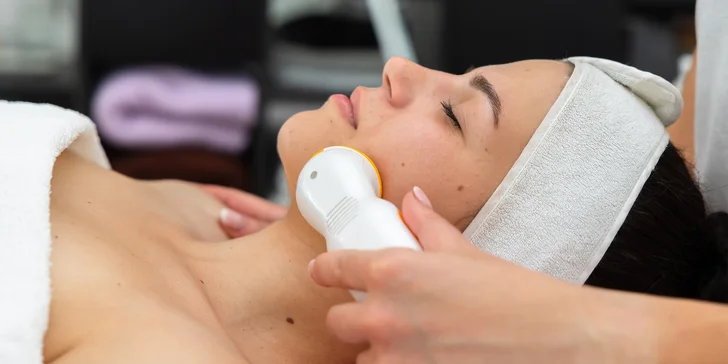 Kozmetické ošetrenia: Hĺbkové čistenie pleti s úpravou a farbením obočia, kúra s kyselinou hyalurónovou či revitalizačná pleťová kúra 35+