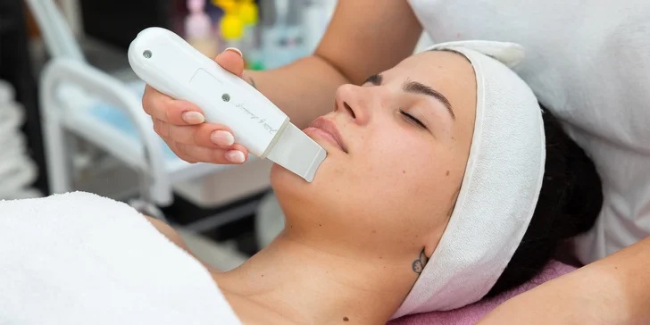 Kozmetické ošetrenia: Hĺbkové čistenie pleti s úpravou a farbením obočia, kúra s kyselinou hyalurónovou či revitalizačná pleťová kúra 35+