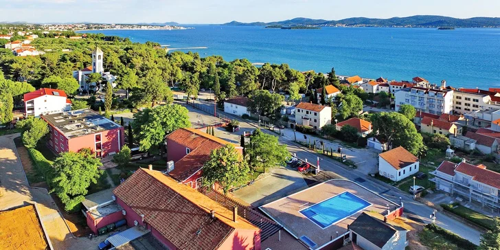 Pokojná dovolenka pri Biograde na Moru: vila s bazénom, 100 m od pláže, raňajky či polpenzia