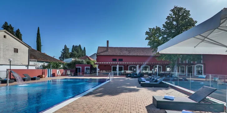 Pokojná dovolenka pri Biograde na Moru: vila s bazénom, 100 m od pláže, raňajky či polpenzia