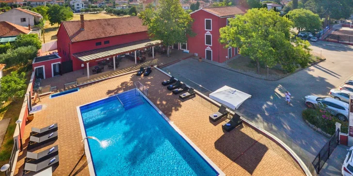 Pokojná dovolenka pri Biograde na Moru: vila s bazénom, 100 m od pláže, raňajky či polpenzia