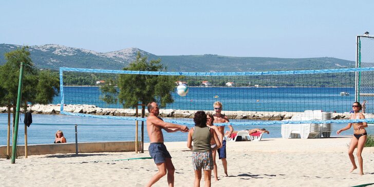 Pokojná dovolenka pri Biograde na Moru: vila s bazénom, 100 m od pláže, raňajky či polpenzia