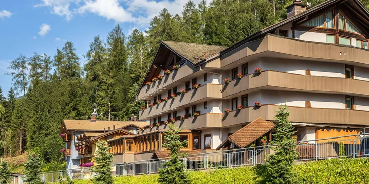 Zimné Dolomity: strava, vstup do wellness a zľavy na skipasy, zjazdovka 150m od hotela