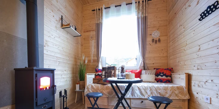Užite si malý kúsok raja v plne vybavenom domčeku s terasou, ohniskom a raňajkami v piknikovom koši