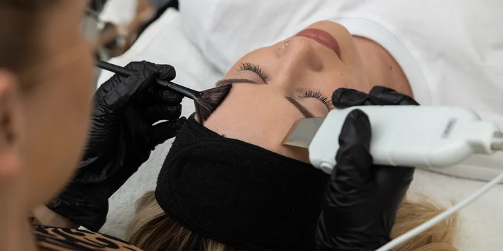 Hĺbkové čistenie pleti s masážou tváre alebo lymfodrenážou, laminácia obočia, hĺbkové ošetrenie, BB glow či chemický peeling