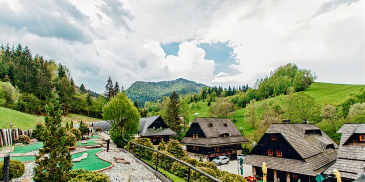 Pobyt v útulných dreveniciach s novým wellness, golfom a raňajkami v krásnom prostredí Zázrivej, v Malej Fatre pri Terchovej