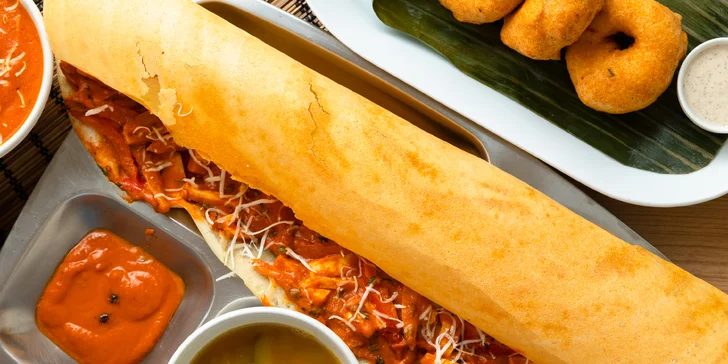 Trojchodové menu s nápojom pre 2 osoby: predjedlo, 3 druhy hlavného jedla, dezert a nápoj