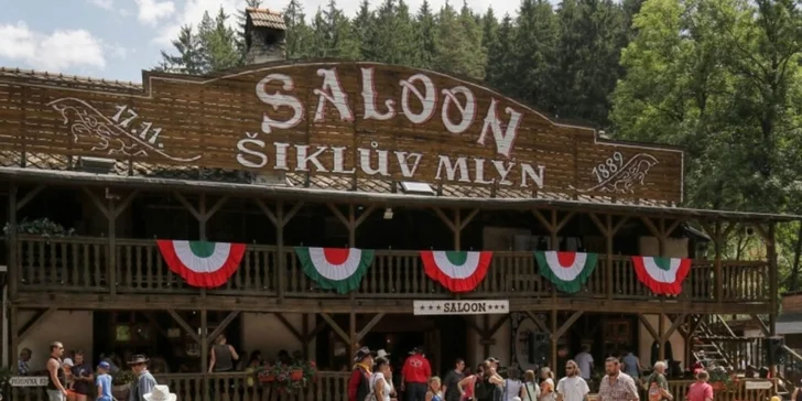 Zažite letné dobrodružstvo vo westernovom mestečku Šikland: skvelé vystúpenia, animačné programy, nočná ohňová show a chutné jedlo