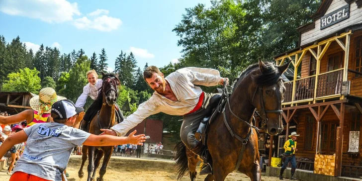 Zažite letné dobrodružstvo vo westernovom mestečku Šikland: skvelé vystúpenia, animačné programy, nočná ohňová show a chutné jedlo