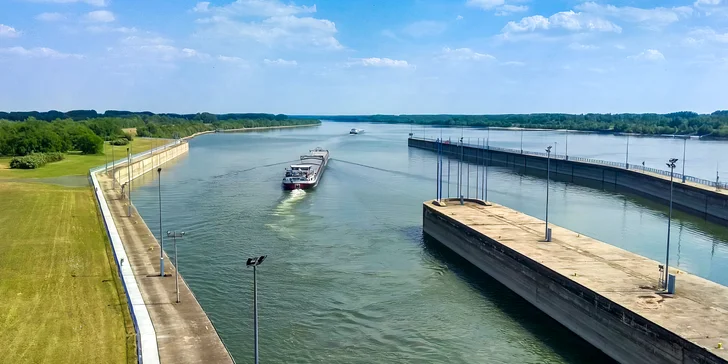 Výlet loďou do Gabčíkova: Spiatočná vyhliadková plavba z Bratislavy