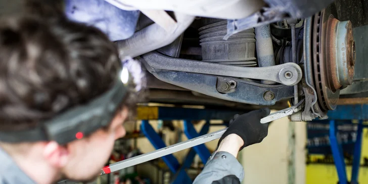 Prehliadka motorového vozidla pred TK a EK: Kontrola technického stavu na zdviháku aj počítačovou diagnostikou
