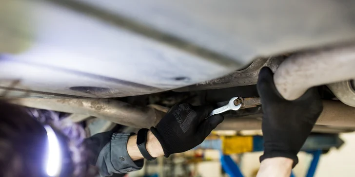Prehliadka motorového vozidla pred TK a EK: Kontrola technického stavu na zdviháku aj počítačovou diagnostikou