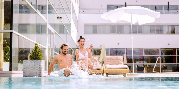 Relax len pre dospelých v Štajersku: wellness a termálne bazény, polpenzia so šesťchodovou večerou a k tomu fľaša sektu