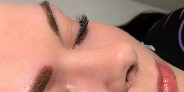 Permanentný make up obočia púdrovou metódou alebo akvarelové pery