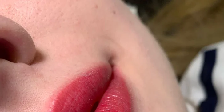 Permanentný make up obočia púdrovou metódou alebo akvarelové pery